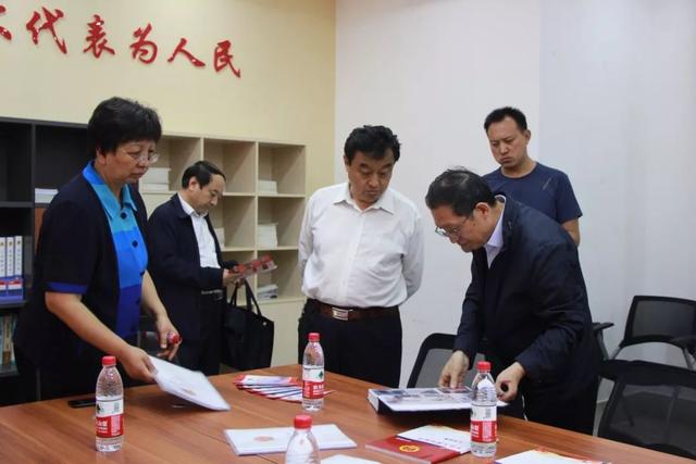 市人大常委会副主任孙菁,县委书记张颖,县人大常委会主任李丙成,副