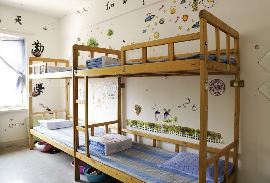 住宿:学校有学生宿舍3栋,共300个房间,每个房间30平方米可容纳6名
