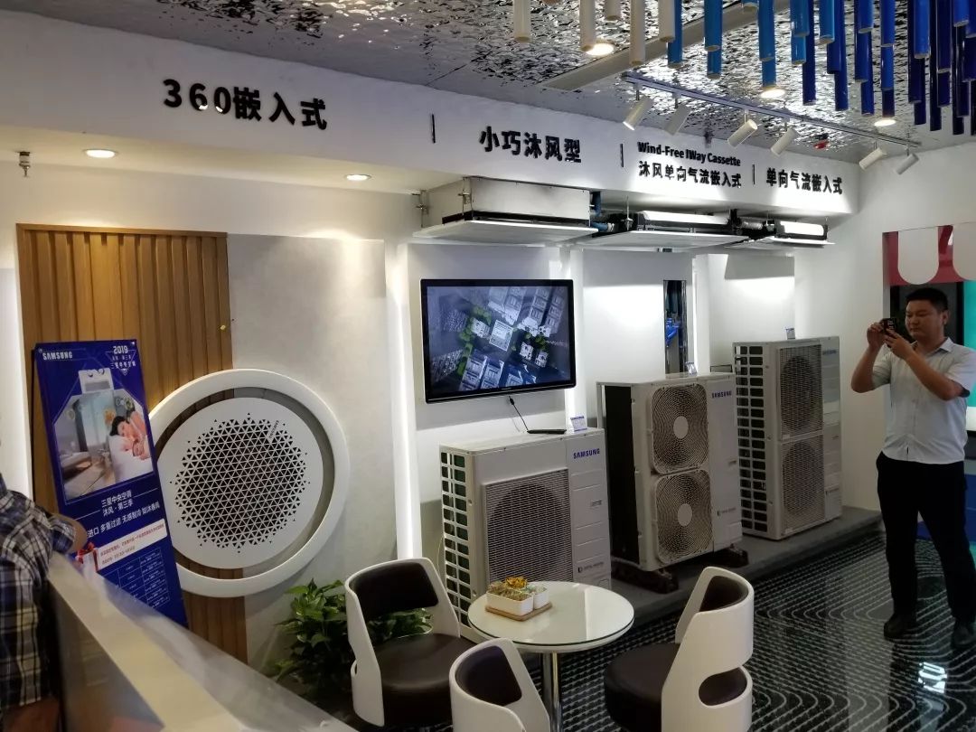 专卖店中,最引人注目的无疑是三星360变频嵌入式产品和三星wind-free