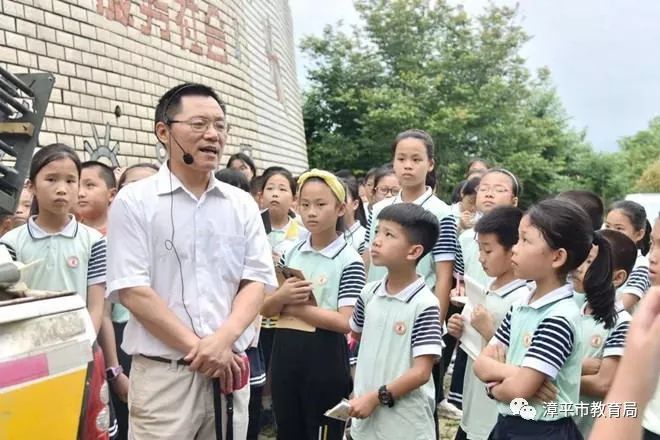 5月23日,城关小学四年级同学前往市气象局开展气象科普活动.