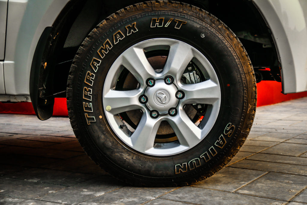 锐铃皮卡配备了尺寸为225/70 r16的赛轮terramax的ht轮胎.