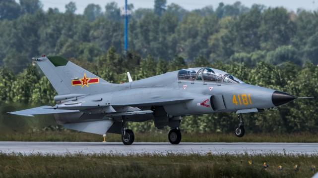 第三种飞机是歼教-7战机.