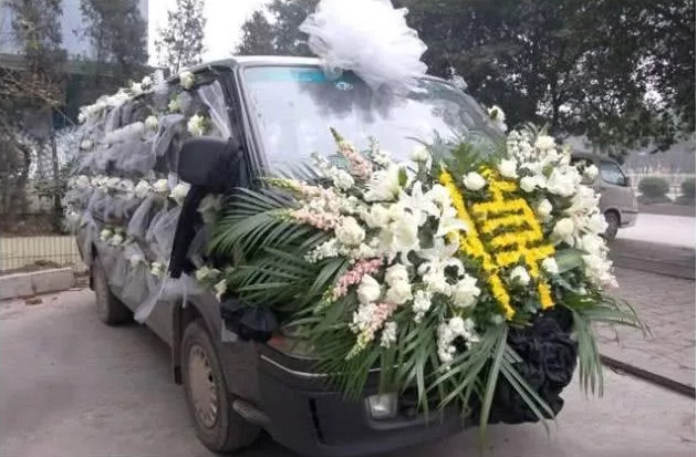 婚车和丧葬车相遇谁应该主动让路知情人提醒别坏了规矩
