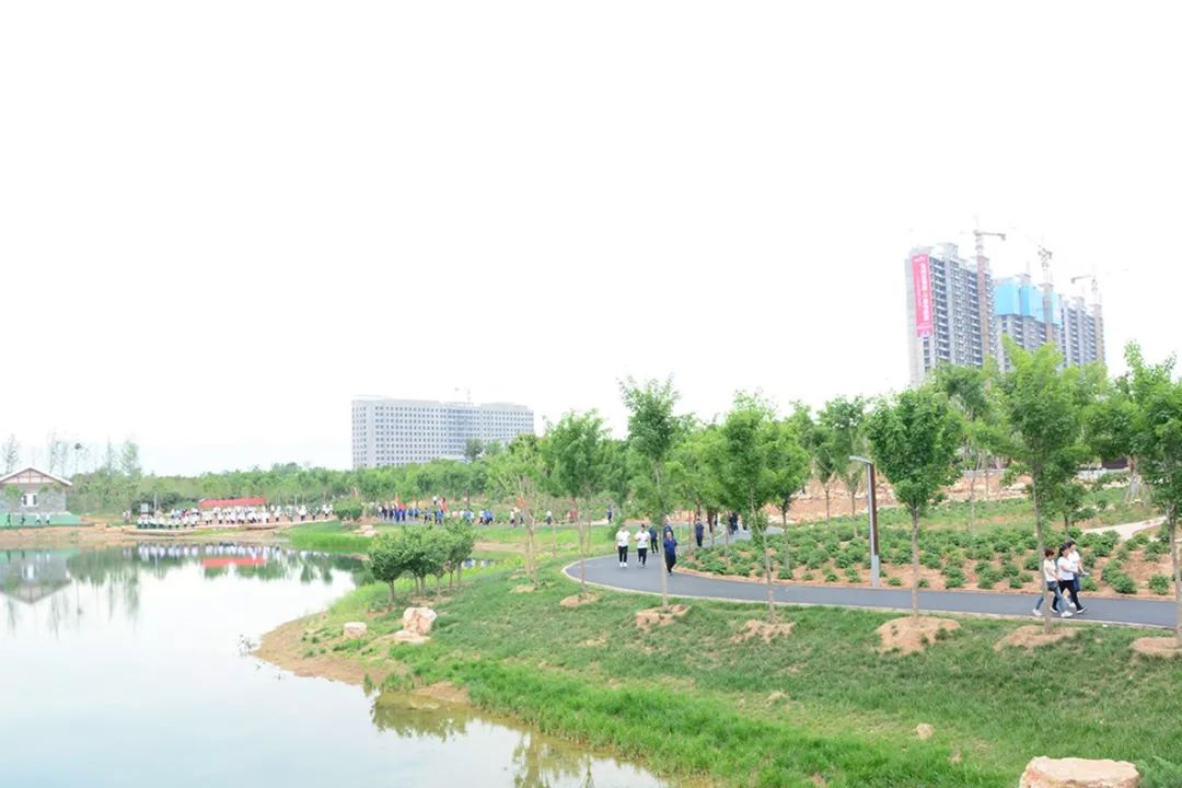 汝州市舉辦萬人健步走活動,途徑汝州城市中央公園等汝州特色景觀,充分