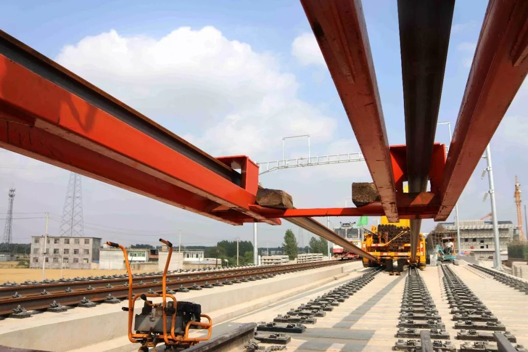 昨天,首列火车驶进临泉!