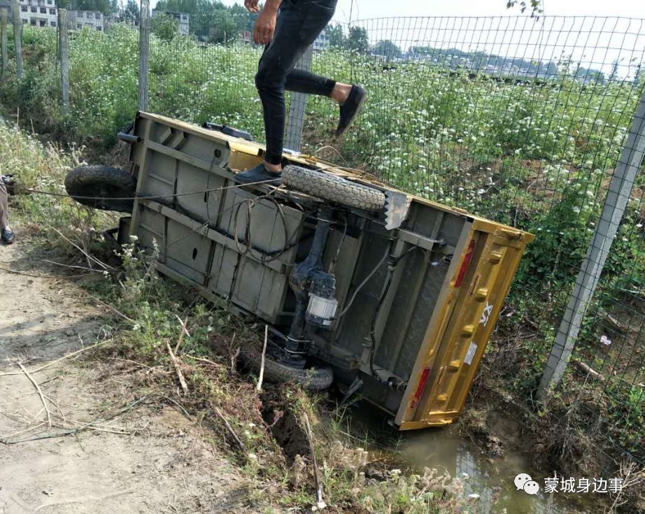 蒙城女子騎車帶孫女不慎翻車現場