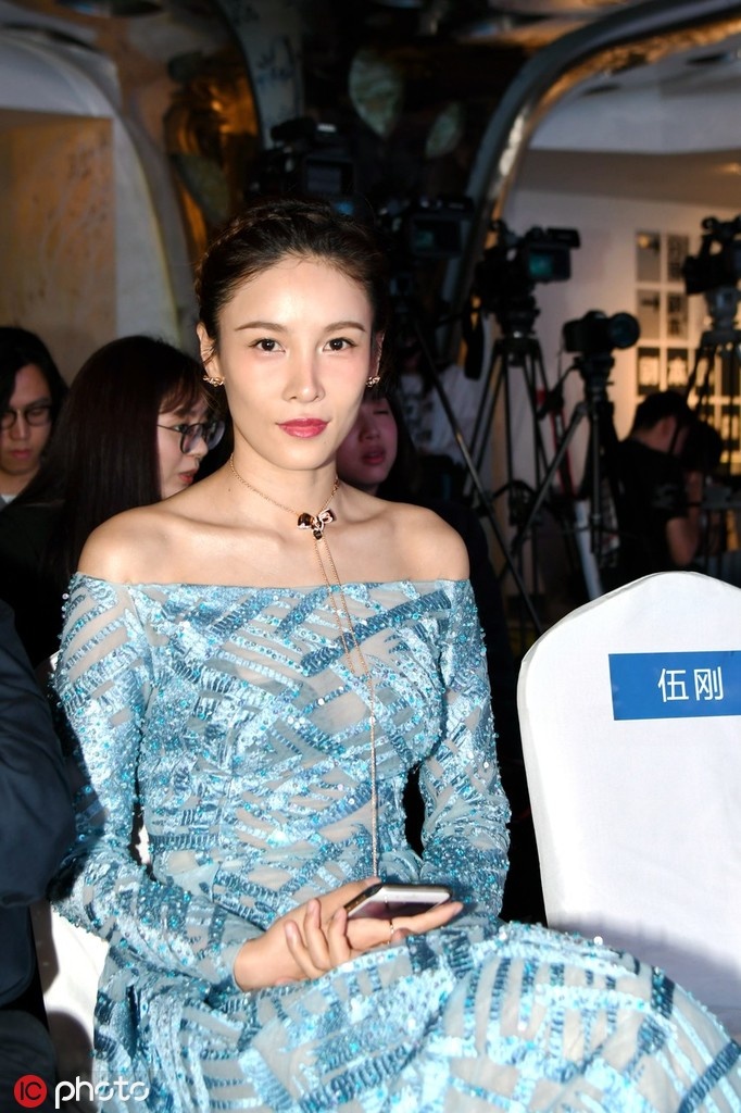 张蓝心与导演许宏宇疑似恋情曝光高挑身材吸睛