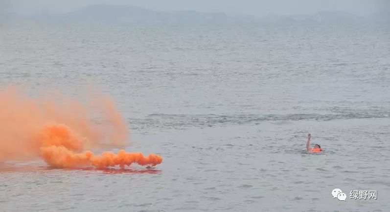 向附近船只或岸站发出求救信号,sos;方法二:用手机打求救电话,中国