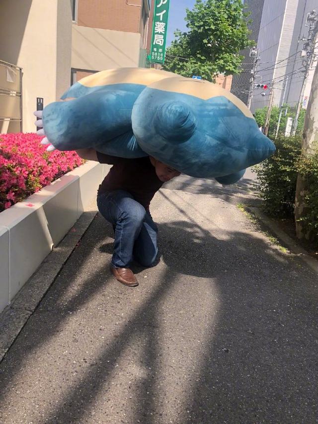 拿的起来,要抱又没有那么大的臂展,所以扛起来成了最为稳妥的运输方式