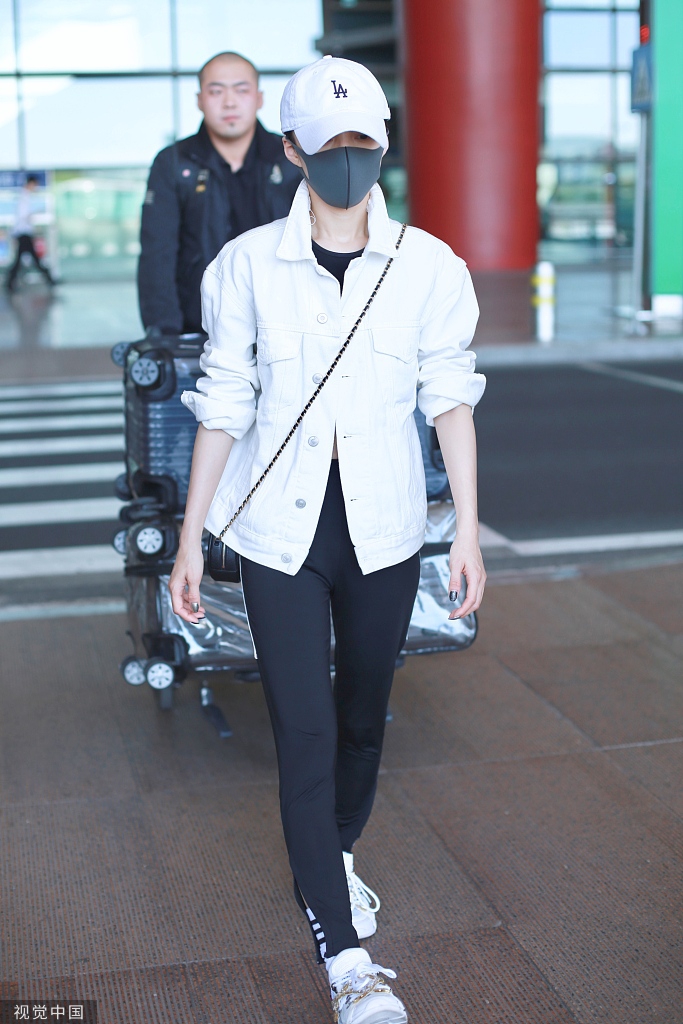 张韶涵口罩掩面低调现身 白衣黑裤大佬范儿十足