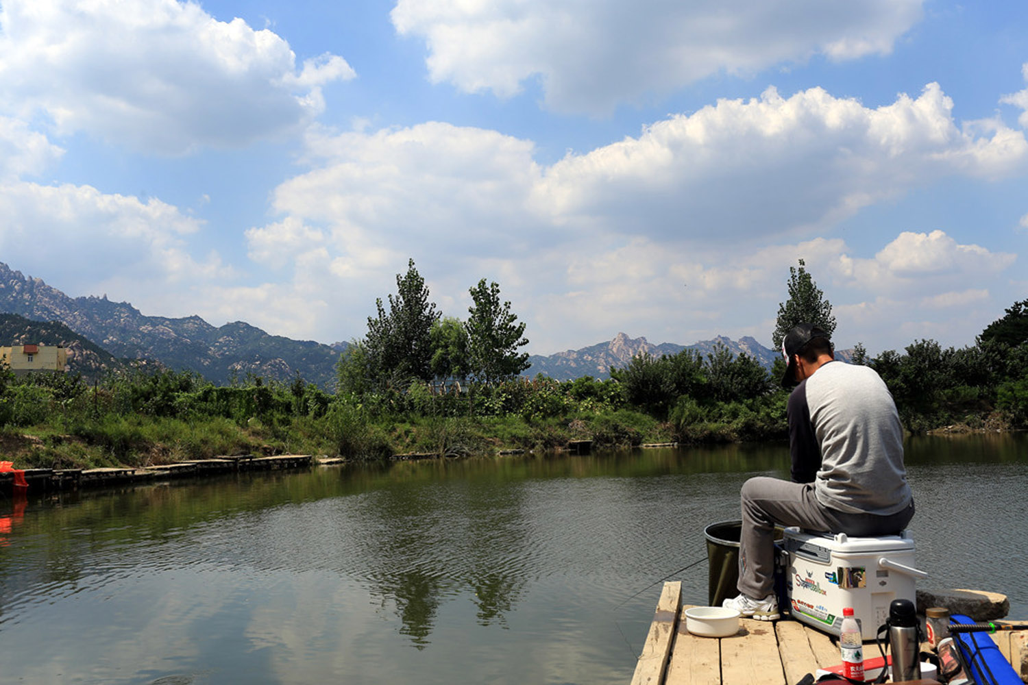 夏季黑坑哪些钓位出鱼最好黑坑钓鱼的最佳钓位为有源头活水来