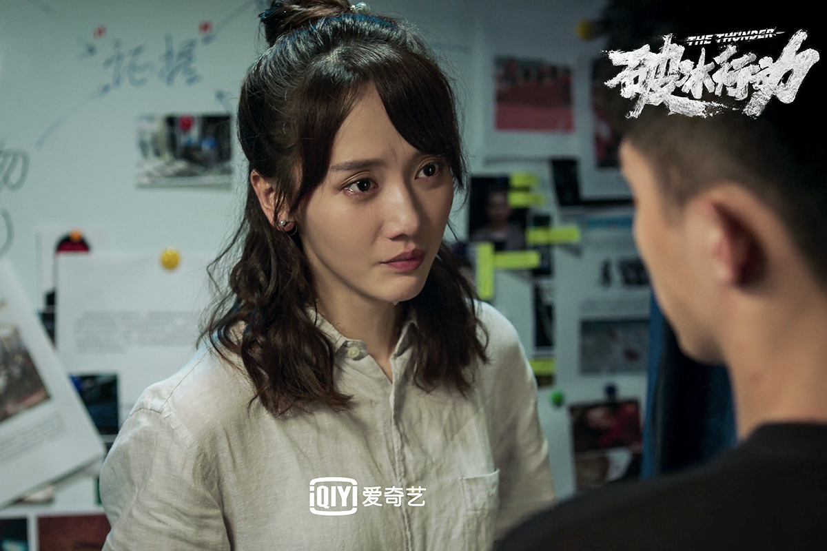 李墨之新写真曝光 工装裤造型复古受关注随着《破冰行