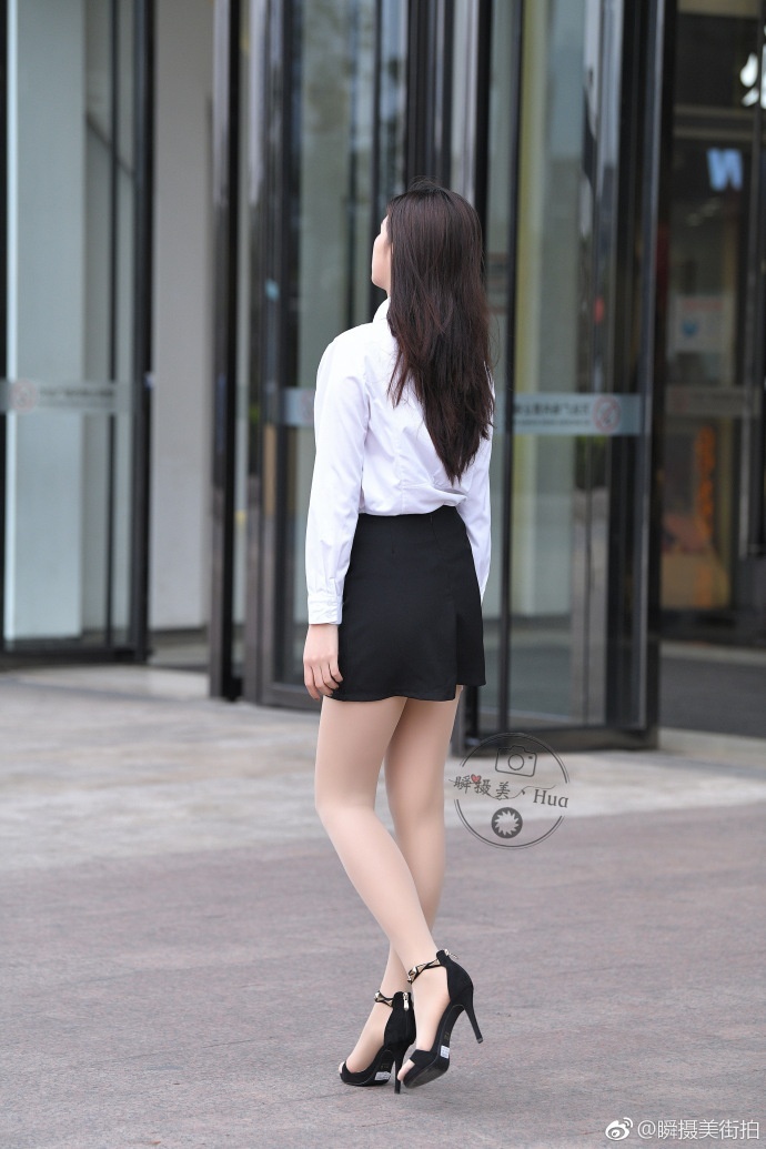 街拍穿衬衫短裙的美女满满的成熟女性气息扑面而来