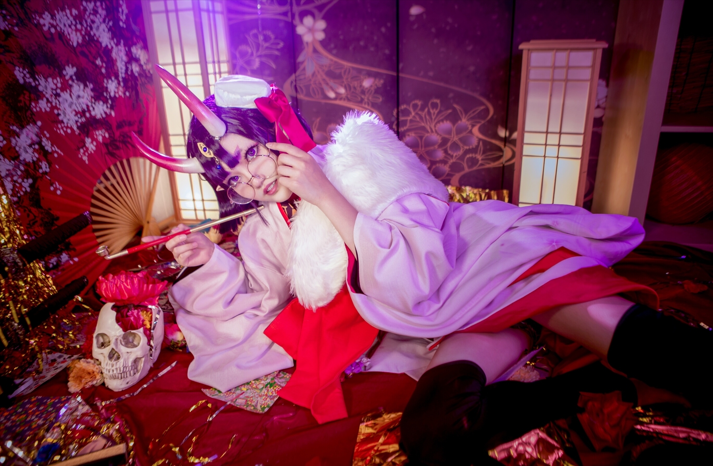 cos暖色背景下的酒吞童子