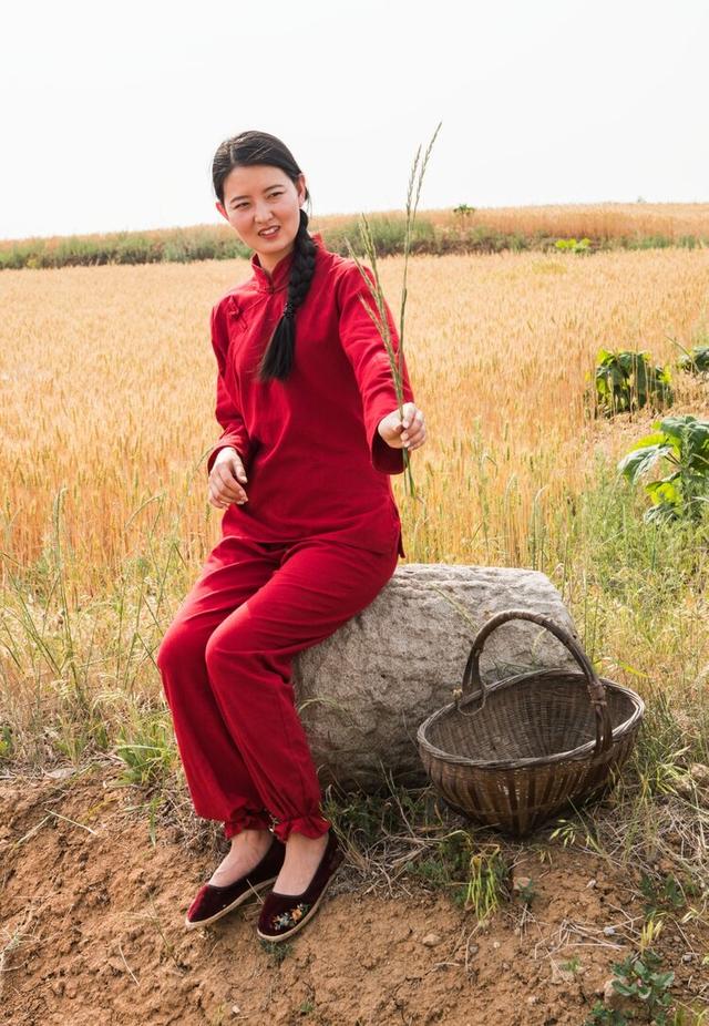 初夏,田野泛起了金色麦浪,麦田中唯美人像摄影