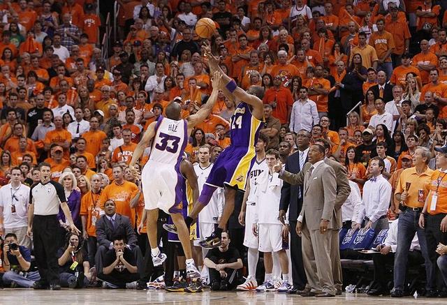 西部第一的位置(这个时候加索尔还没来湖人),科比也获得了常规赛的mvp