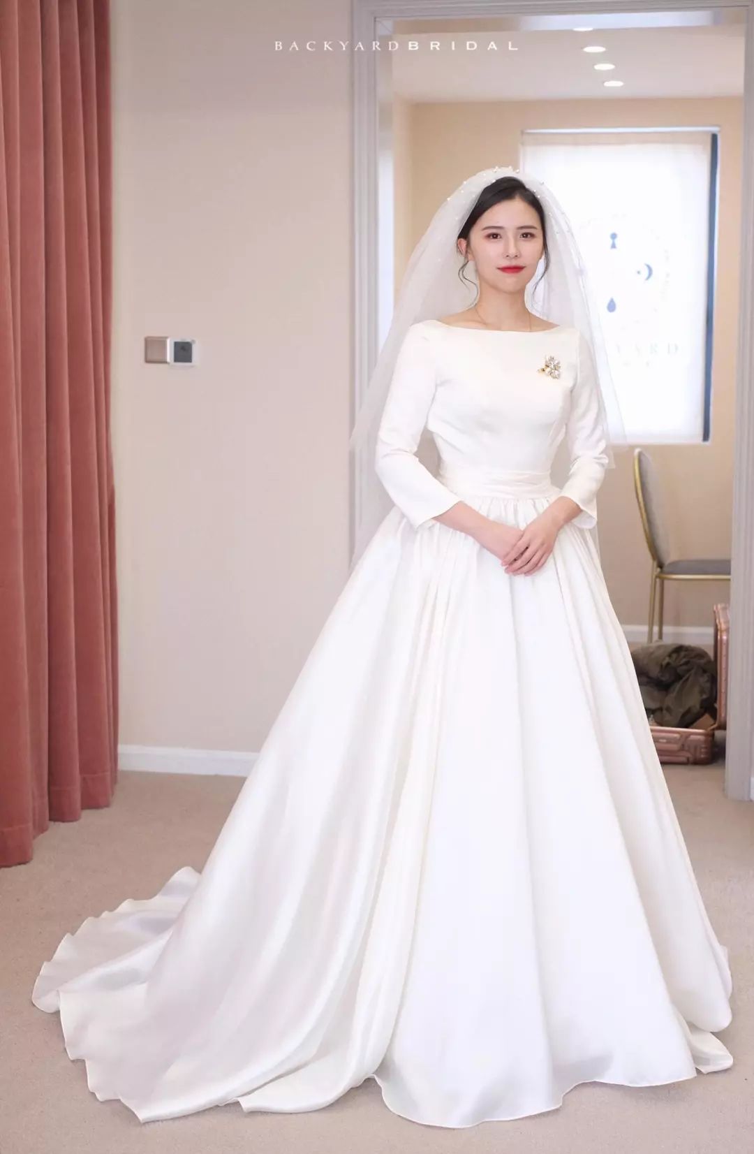 不是拖尾的三米五米,不是闪闪发光的金线布满全身,虽然真的很好看