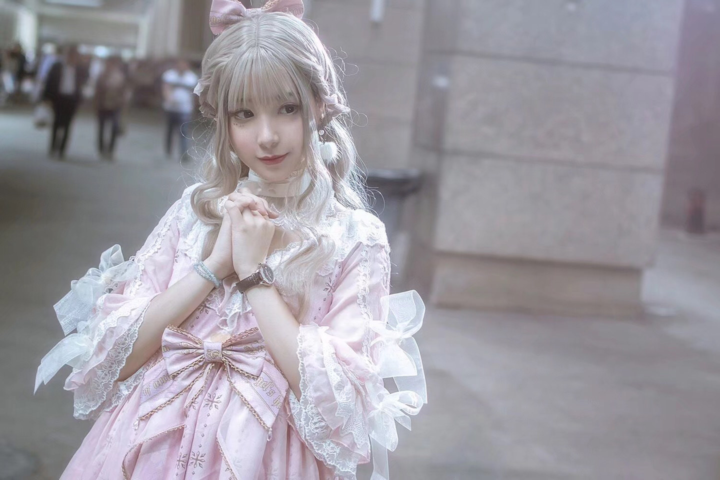 lolita:粉色裙子的大眼睛女孩.