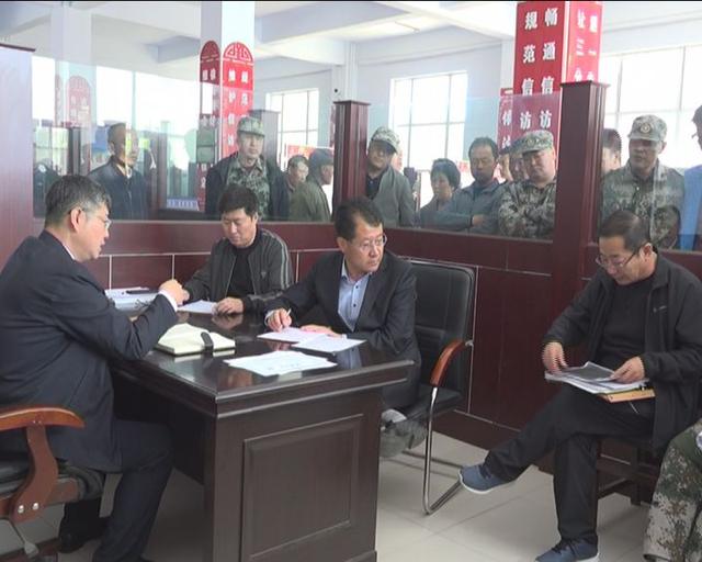 县委书记王兵在信访大厅接待来访群众