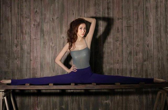 51岁萧蔷发健身照,长腿细腰身材好到爆,说二十岁都相信!