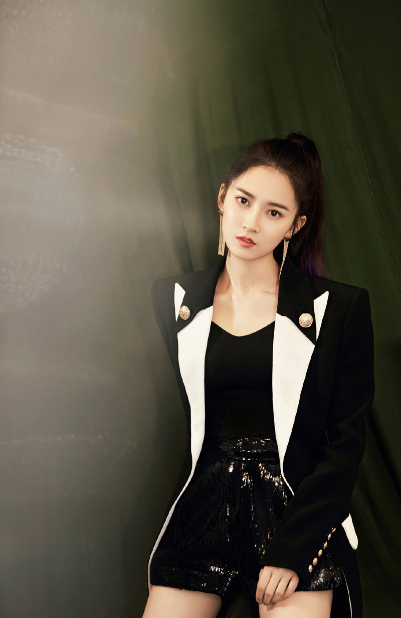 女演员陈钰琪靓丽时尚活动写真