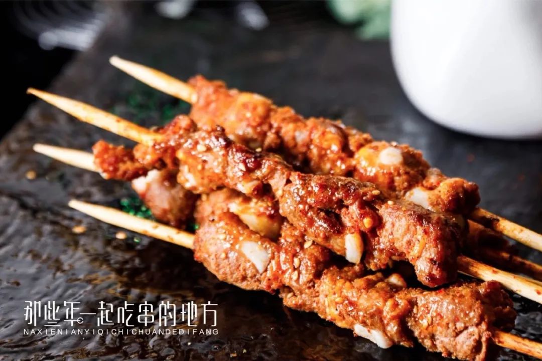 蜜汁排骨串经过山西土蜂蜜和10 种名贵中草药洗礼的蜜汁排骨,更增添一
