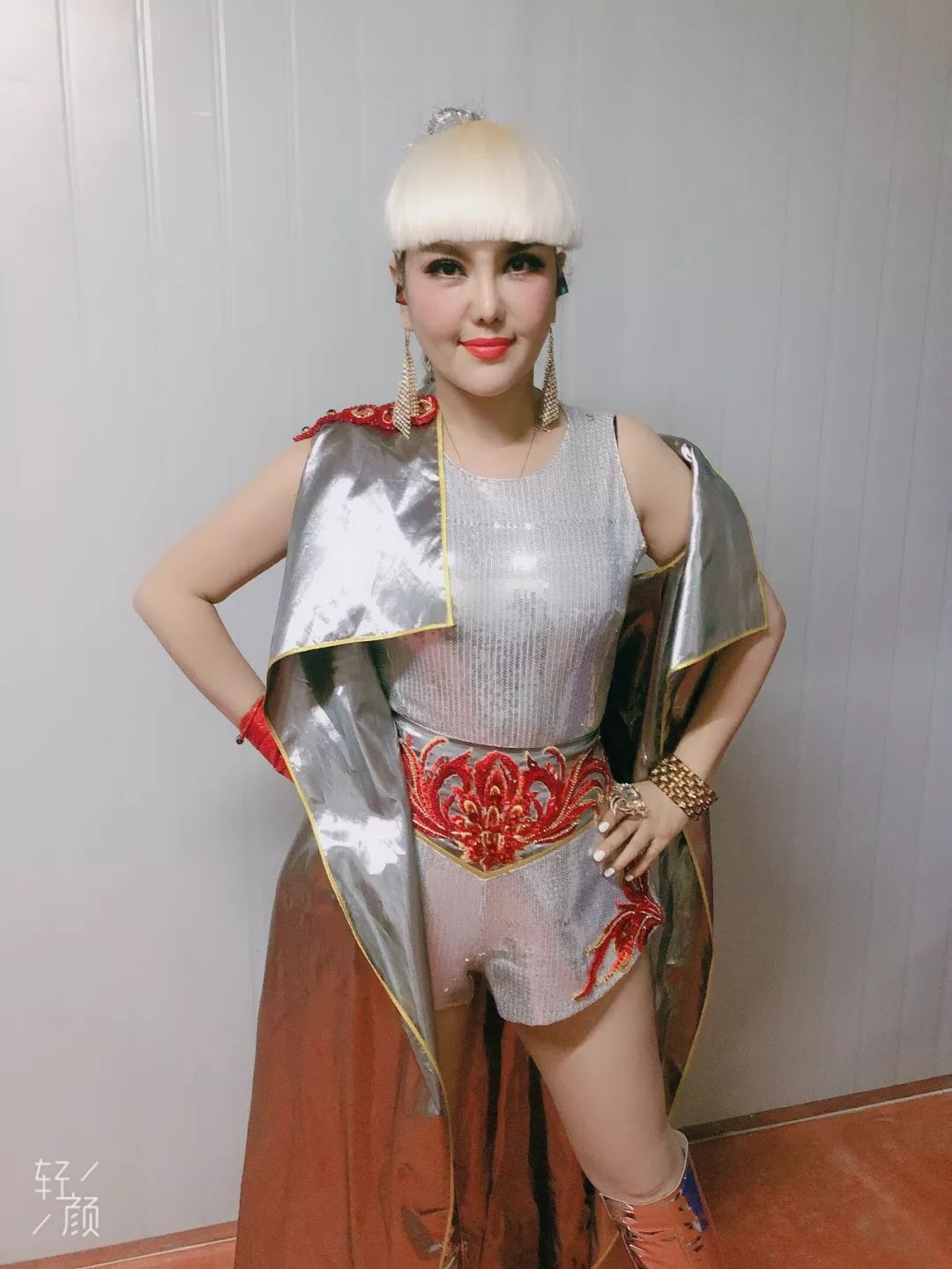 热辣的短裤,潇洒人银色披风再加银色马尾辫,活力四射的乌兰图雅闪耀