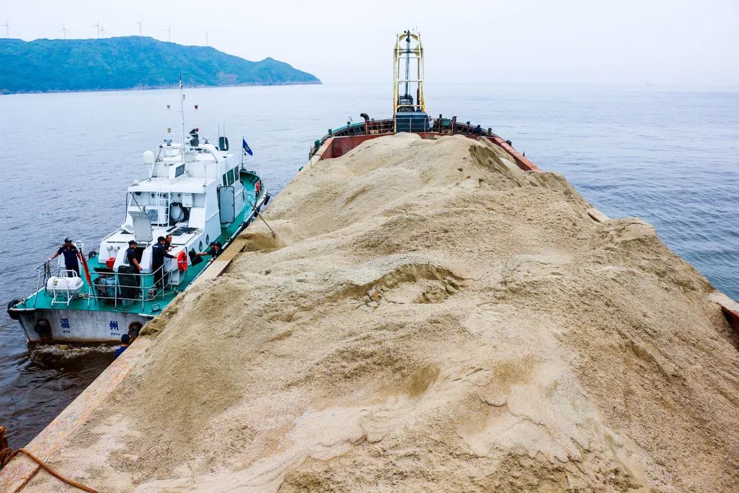 大量无合法开采证书的采砂船聚集在台湾海峡开采海砂,通过万吨级海船