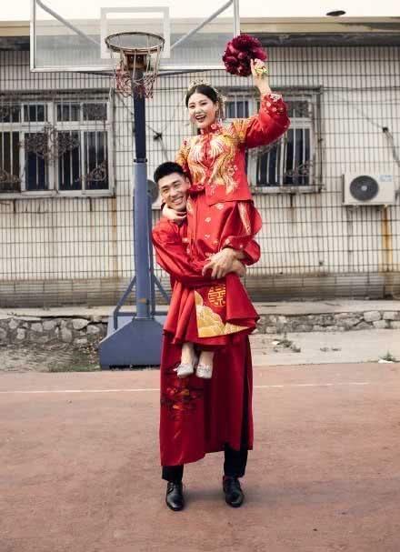 cba总冠军球员大婚,新娘是消防员,婚礼上跳球太欢乐_张春军
