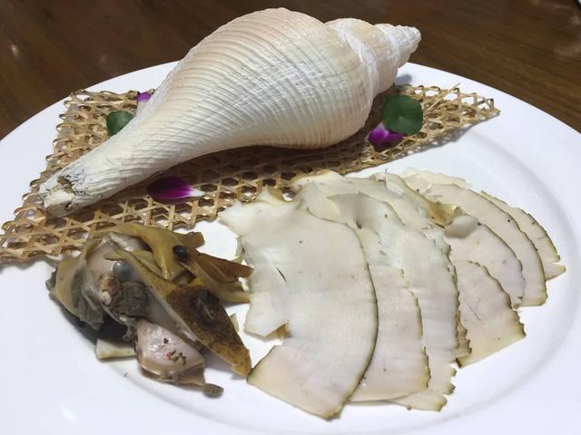 作为广州餐饮的老字号,广州酒家曾经推出过黄金宴,美其名把黄金做成可