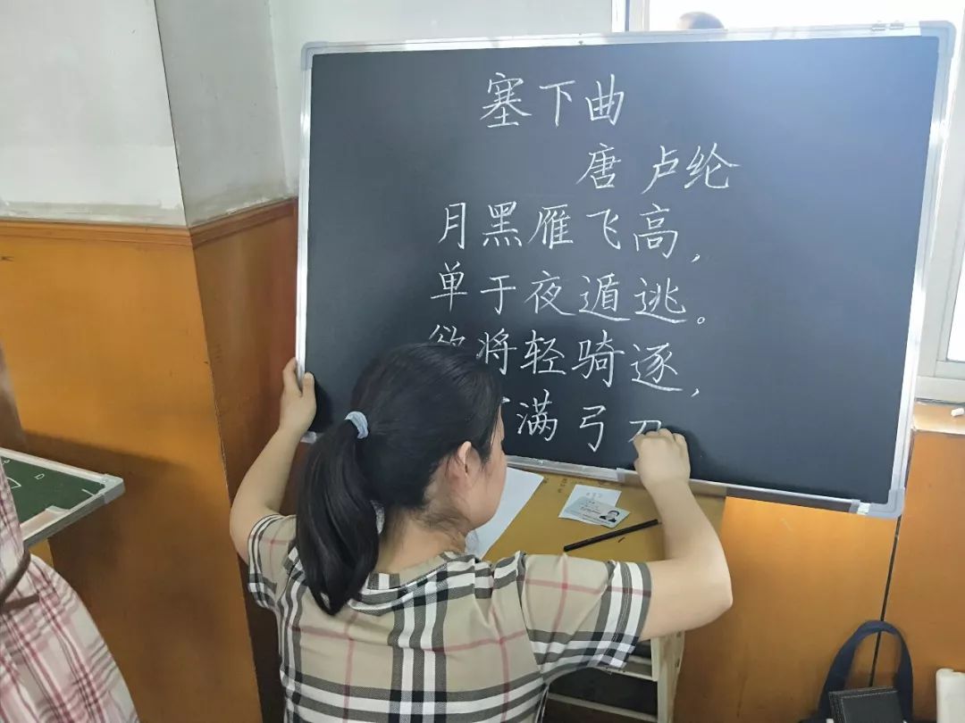 笔法变幻无穷,用一支小小的白色粉笔,在黑板上唱出了一支婉转悠扬的
