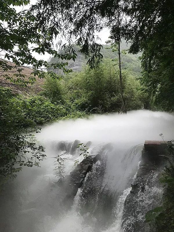 内西龙潭瀑布,水从石壁泻下,随即分成幽秀两股,似燕尾,故又名"燕尾瀑"