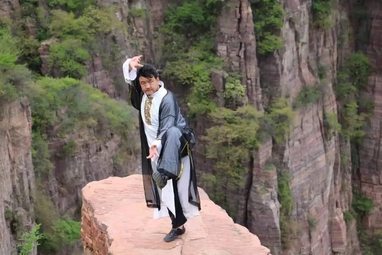 虚实交加刚进凶猛崆峒派第11代掌门人展示中国功夫魅力