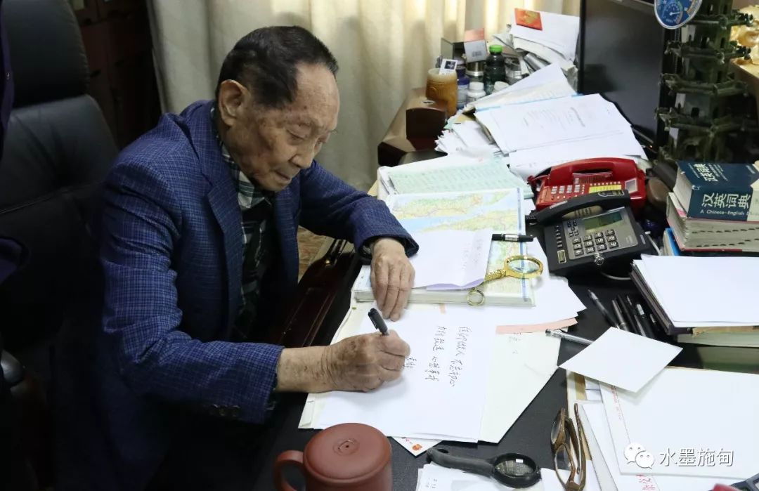 世界杂交水稻之父,中国工程院院士袁隆平,见到来访的施甸县县长李文广