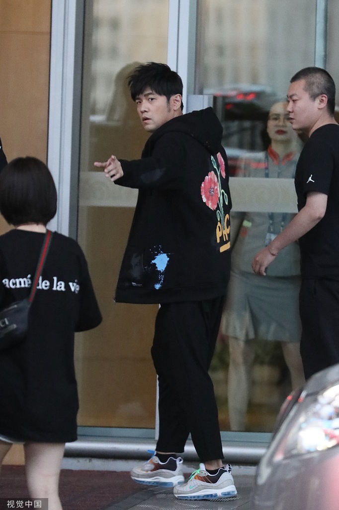 周杰伦潮装印花外套亮相机场对粉丝挥手致意超宠粉