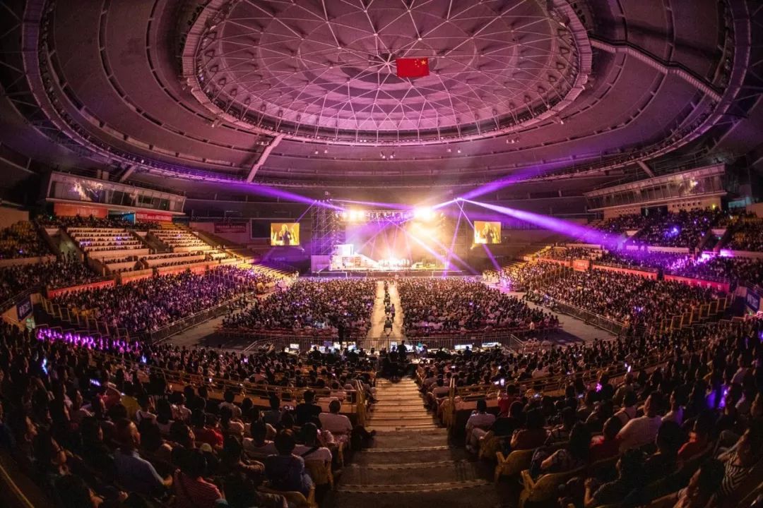 场面十分震撼,而此次演出也可谓一场跨时代的演唱会,意义非凡
