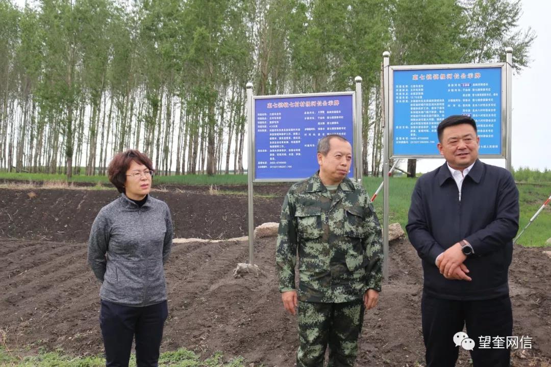 县委副书记,县长赵铁雨,副县长王淑谧,水务局等有关部门负责同志陪同