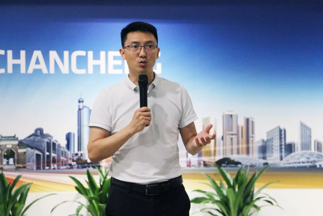 在第二站禅城区企业服务中心,禅城区经科局副局长李有亮结合真实案例