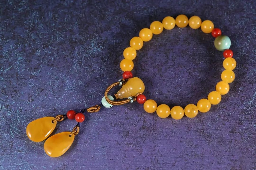 67配串上瘾了这款顶级蜜蜡三通真是配哪儿都好看