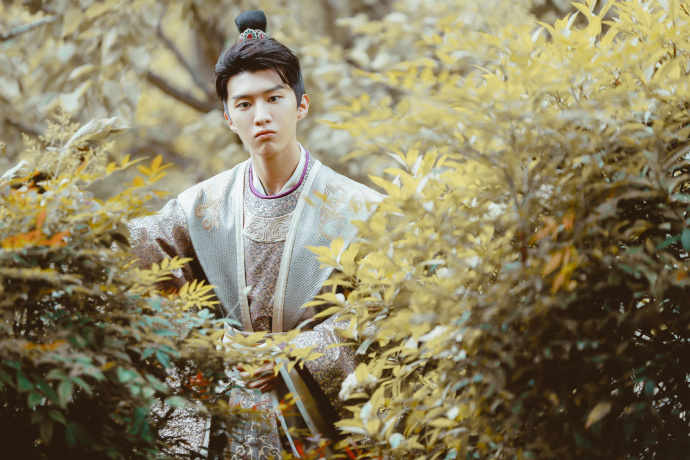 范丞丞古装照片上线 玉树临风扮公子