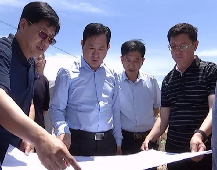 强延峰实地调研旅发大会工程建设和露天矿山生态修复治理工作