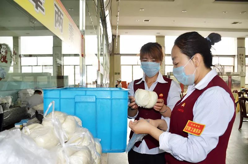 助力检修后勤服务的红袖章