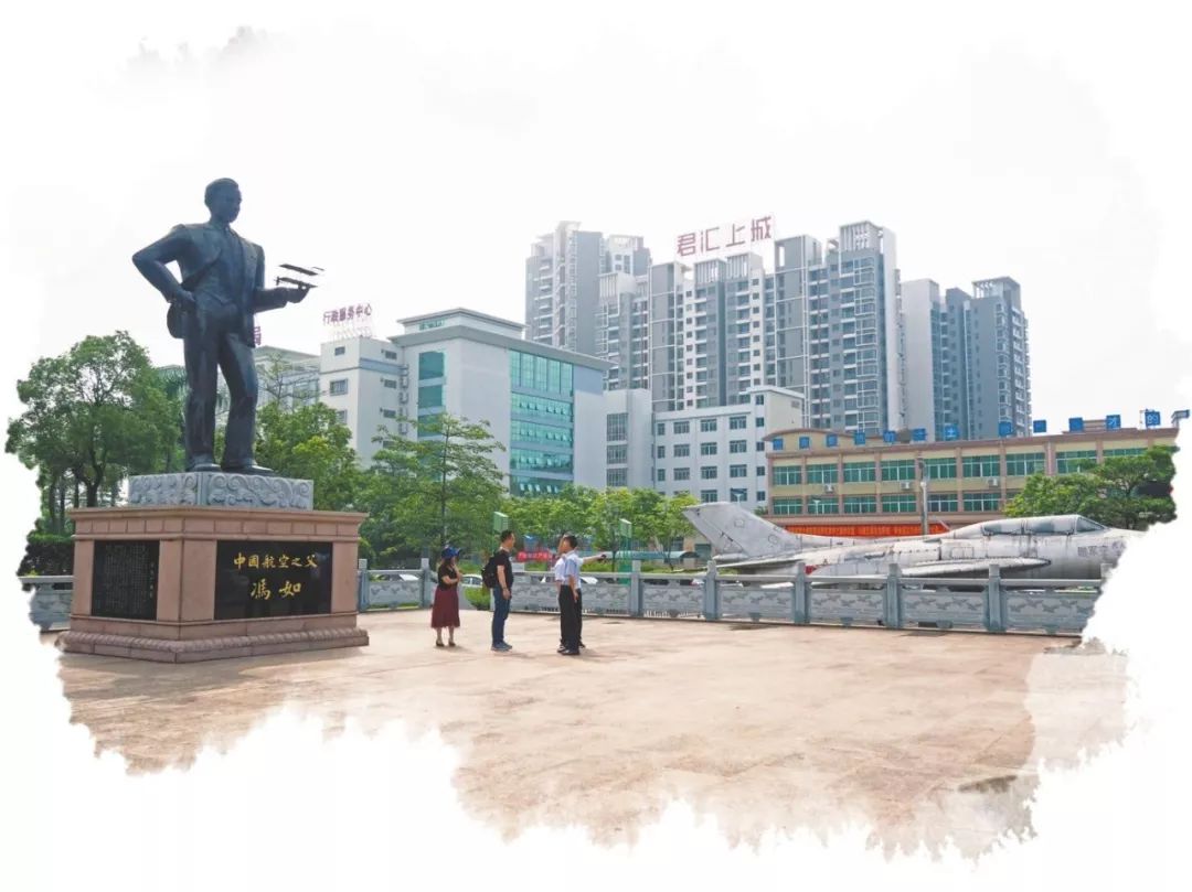 在恩平市冯如广场,冯如铜像下刻着"中国航空之父"的字样.