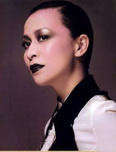 原创女星挑战黑唇,杨幂国际范,章子怡高贵似女王!