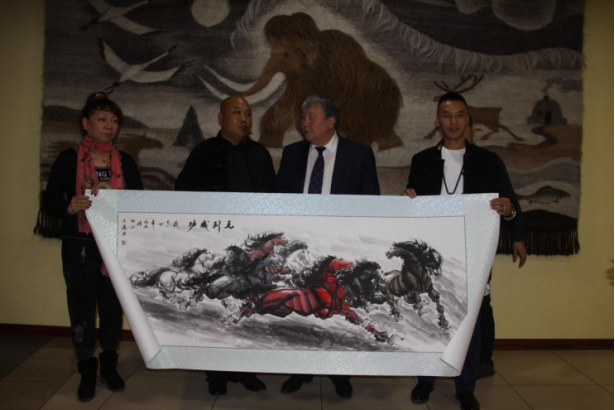 张金海用手中的毛笔讲好中国故事