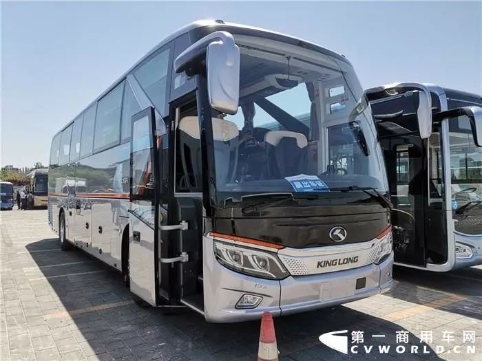 其中,5g纯电动公交车为厦门金龙的全新车型,采用全新的外观设计,配备