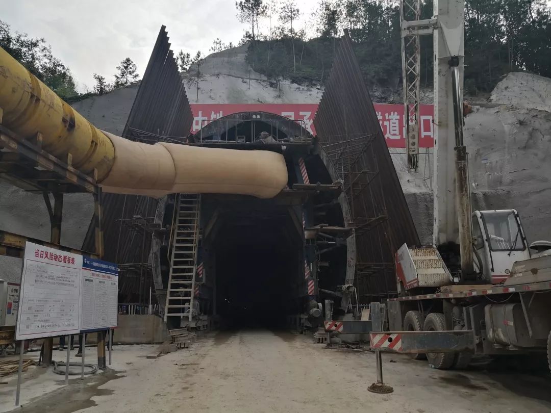 兴泉铁路首座隧道江背隧道顺利贯通