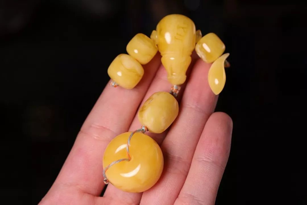 67配串上瘾了这款顶级蜜蜡三通真是配哪儿都好看