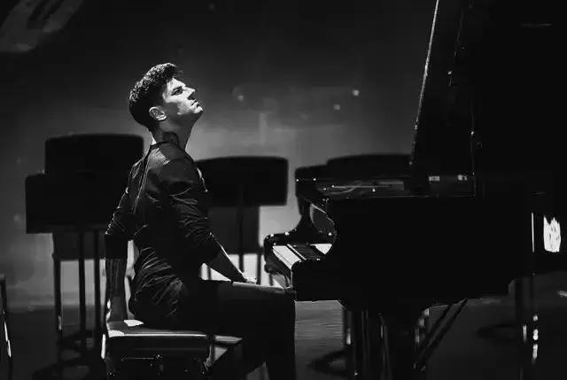 本周必看演出钢琴圣手马克西姆周三燃爆昆明