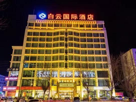 全程酒店安排世界上最圆的天池-月亮天池爱心形状的天池,一起许愿吧